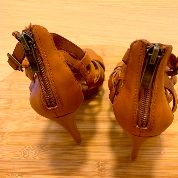 Gray by Saks Fifth Ave “Winnie” strappy high heels Size 5.5 EXCELLENT CONDITION - Picture 4 of 10